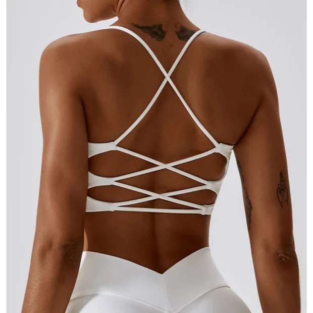 Sportowy top z paskami w geometrycznej kompozycji