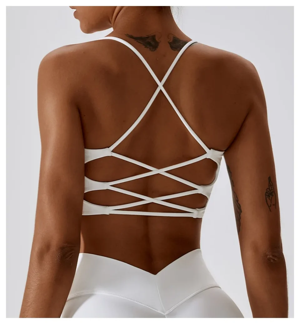 Sportowy top z paskami w geometrycznej kompozycji