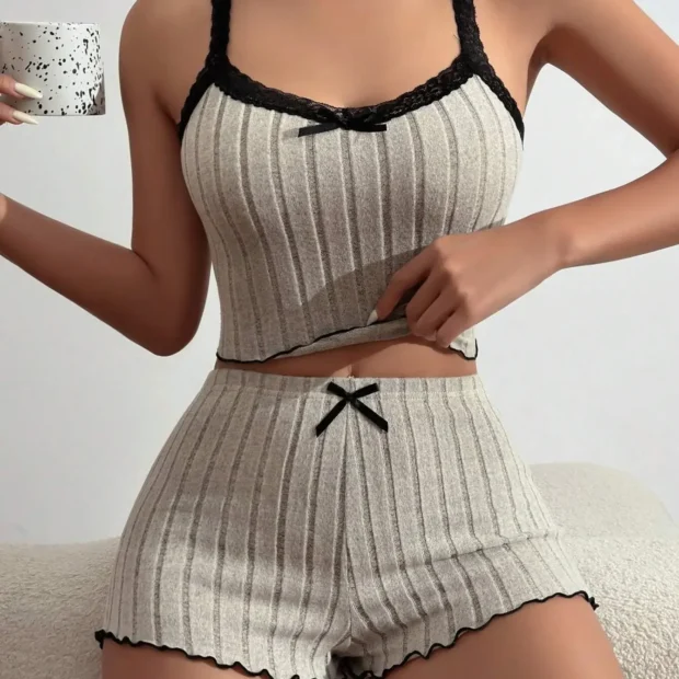 Dwuczęściowa piżama z prążkowanej dzianiny i koronkowym akcentem