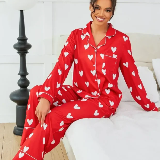 Czerwona piżama z motywem serc i kontrastową lamówką