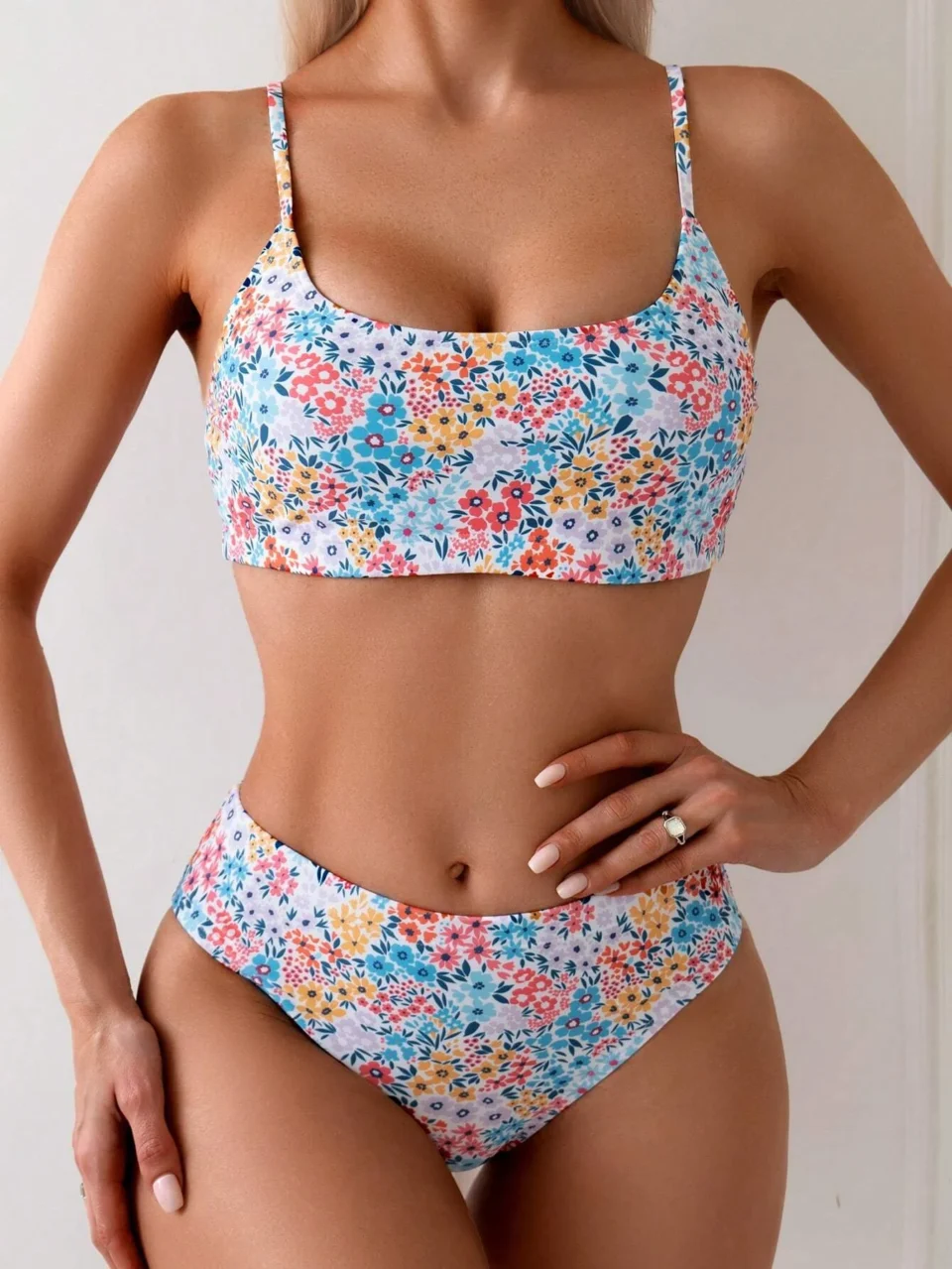 Kwiatowy dwuczęściowy kostium kąpielowy z wysokim stanem