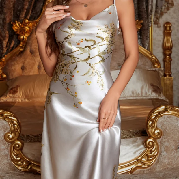 Sukienka nocna z satyny z roślinnym wzorem