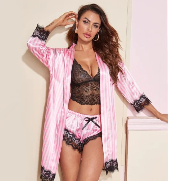 Czteroczęściowy zestaw z koronką: szlafrok, piżama i bielizna