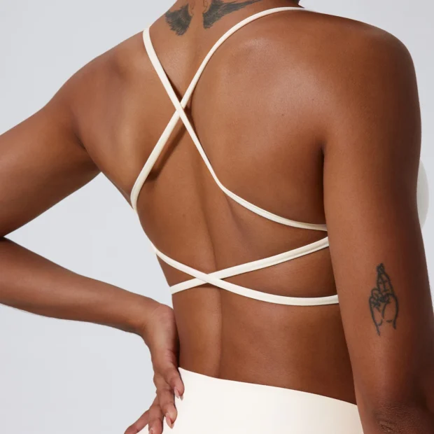 Sportowy top z krzyżowanymi ramiączkami