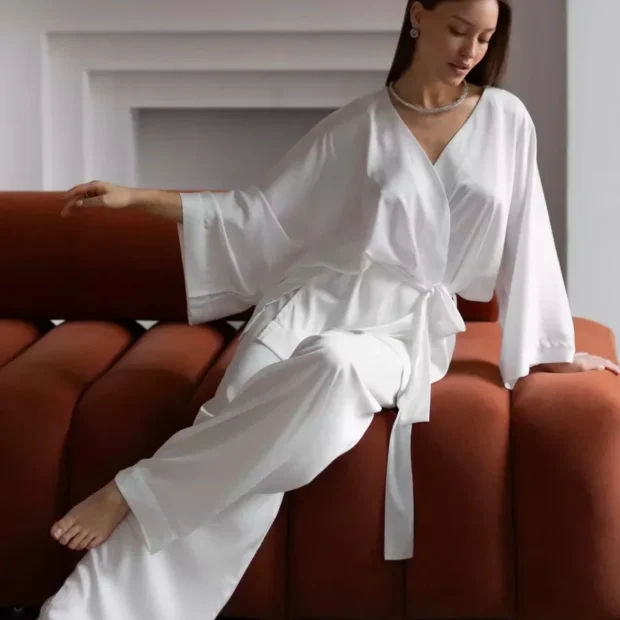 Satynowy zestaw z wiązanym kimono