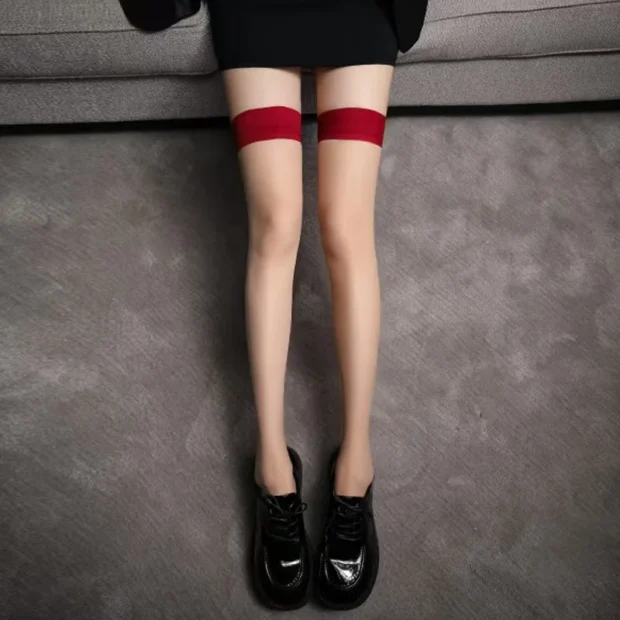 Pończochy samonośne z kontrastowym wykończeniem