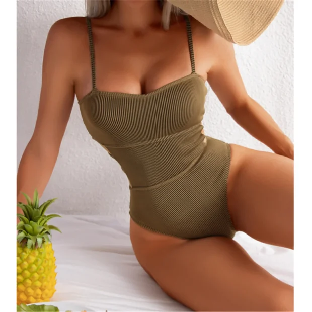 Klasyczny jednoczęściowy kostium kąpielowy z prążkowanej tkaniny i zarysowaną talią