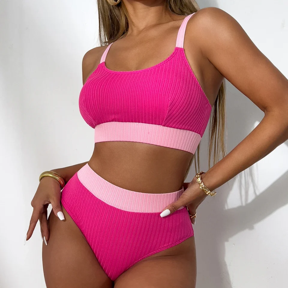 Dwuczęściowy strój kąpielowy z szerokim pasem i sportową górą