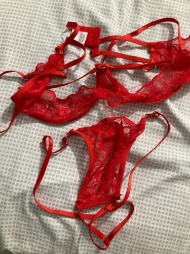 Zestaw bielizny z prześwitującym biustonoszem i stringami photo review