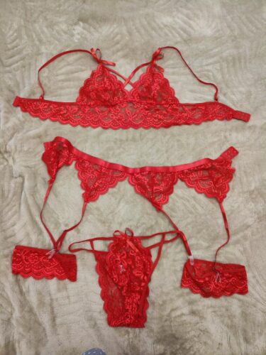 Koronkowy zestaw bielizny z pasem do pończoch i ozdobnymi ramiączkami photo review