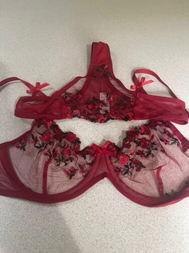 Zestaw bielizny z haftowanymi kwiatami i przejrzystym tiulem photo review