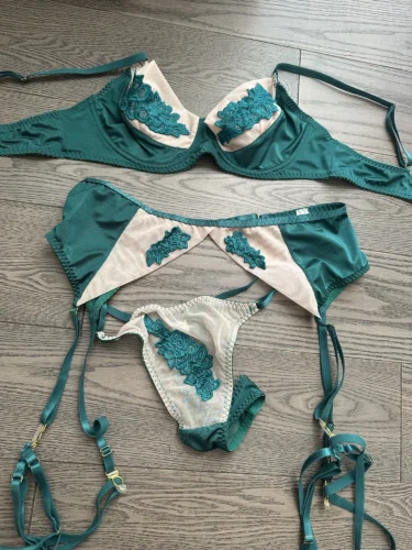 Koronkowy zestaw bielizny z haftem i pasem do pończoch photo review