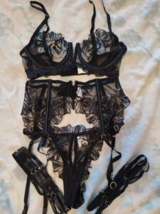 Zestaw bielizny z haftem, pasem do pończoch i koronkowymi rękawiczkami photo review