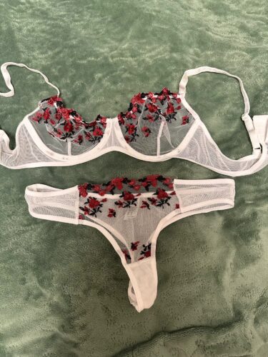 Zestaw bielizny z haftowanymi kwiatami i przejrzystym tiulem photo review