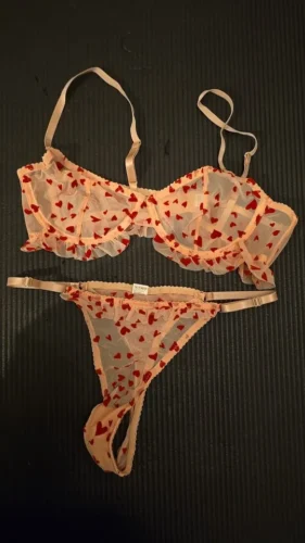 Siateczkowy zestaw bielizny z motywem serc i falban photo review