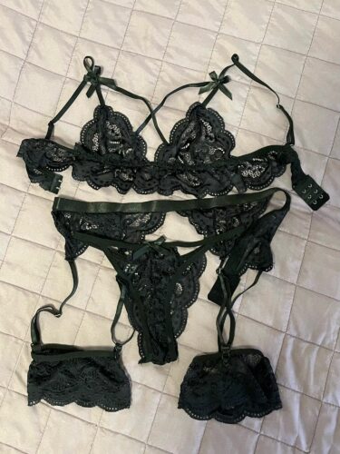 Koronkowy zestaw bielizny z pasem do pończoch i ozdobnymi ramiączkami photo review