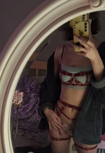 Zmysłowy zestaw z haftem i paskami w burgundowej czerwieni photo review