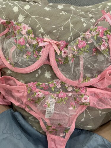 Zestaw bielizny z haftowanymi kwiatami i przejrzystym tiulem photo review