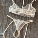 Delikatny zestaw z koronka i paskami na uda photo review