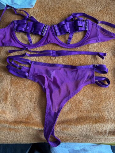 Zestaw bielizny z paskami i otwartymi miseczkami photo review