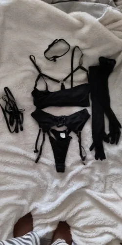 Zestaw z kokardą i paskami podkreślającymi sylwetkę photo review