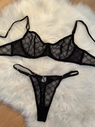 Przezroczysty zestaw bielizny z haftowanym wzorem photo review