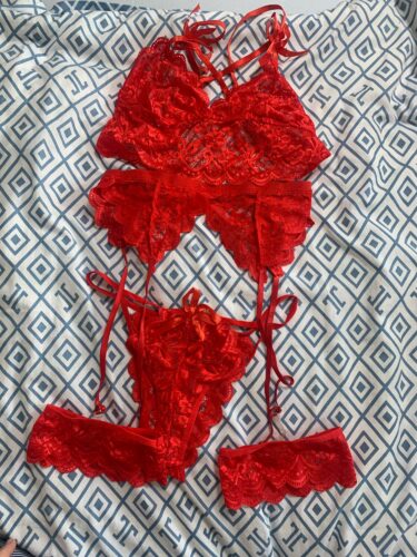 Koronkowy zestaw bielizny z pasem do pończoch i ozdobnymi ramiączkami photo review