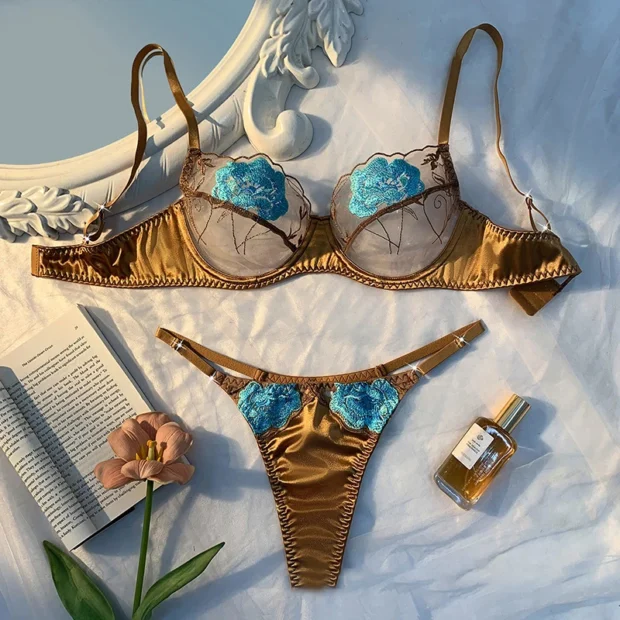 Zestaw bielizny w odcieniu złota z turkusowym haftem