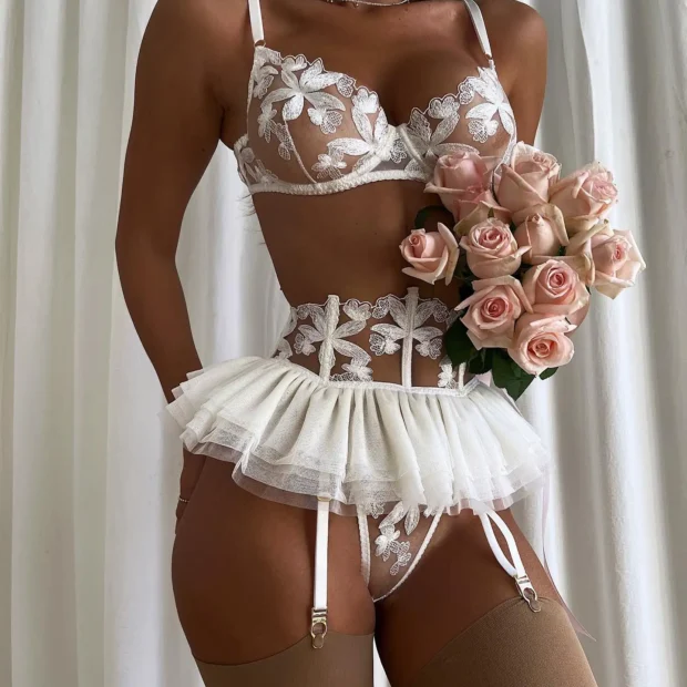 Zestaw bielizny z kwiatowym haftem i tiulową falbaną