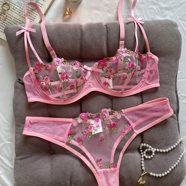 Zestaw bielizny z haftowanymi kwiatami i przejrzystym tiulem