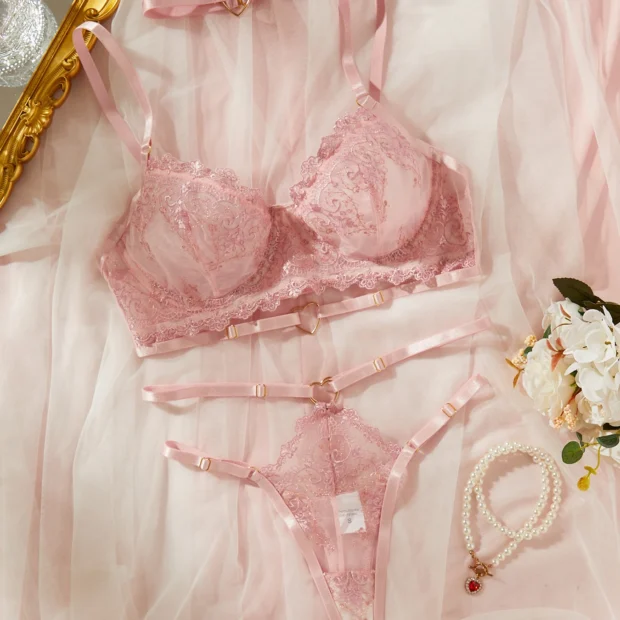 Koronkowy zestaw z haftem i paskami w pasie