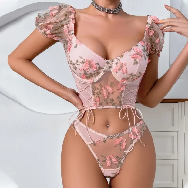 Haftowany zestaw bielizny z bufkami i wiązaniami