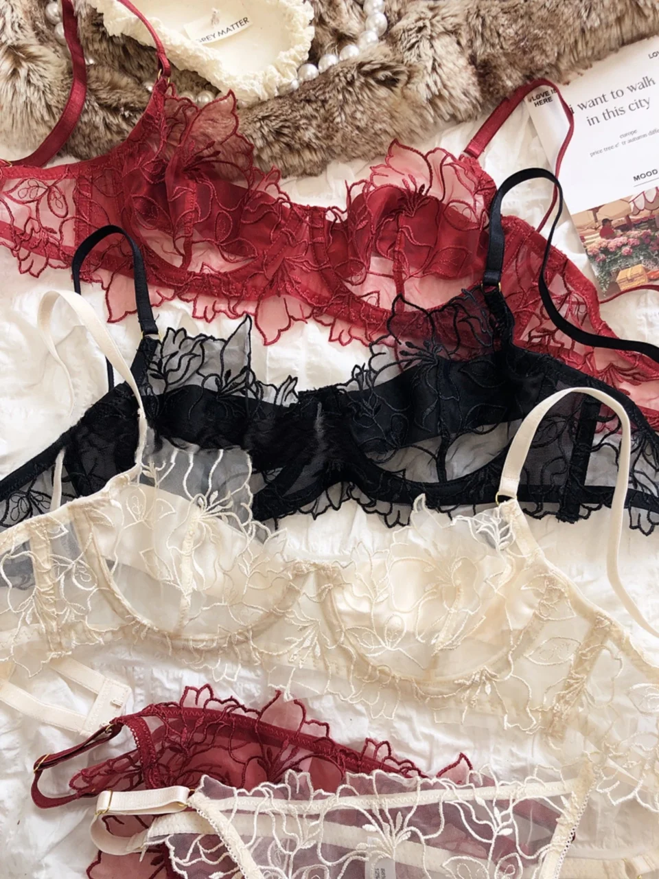 Przezroczysty zestaw bielizny z haftowaną koronką