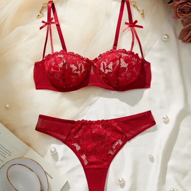 Zestaw bielizny koronkowej z usztywnianym biustonoszem i stringami