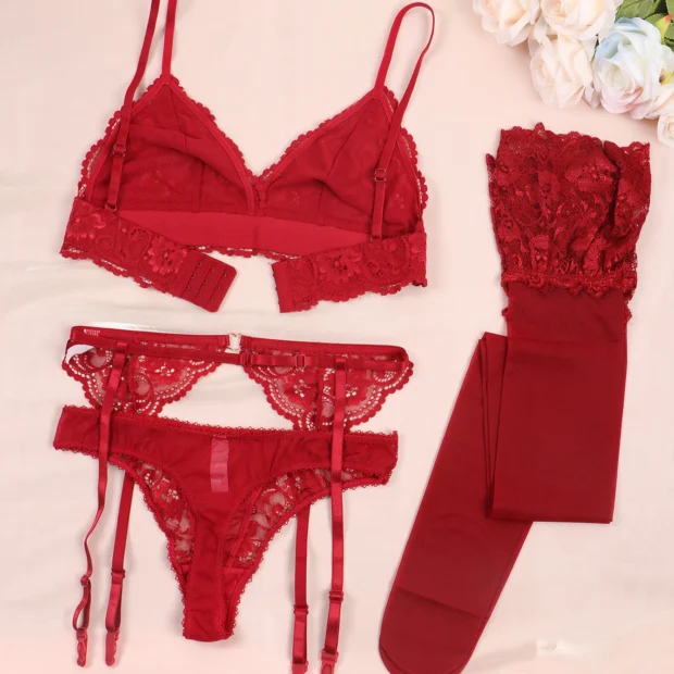 Czteroczęściowy zestaw bielizny koronkowej z pończochami