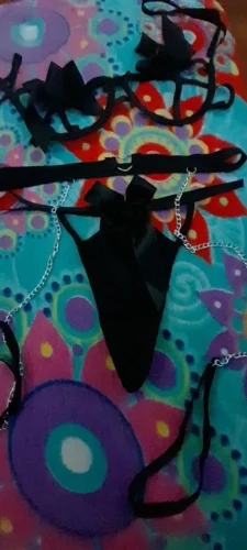 Zestaw bielizny z satynowymi kokardkami i elementami łańcuszkowymi photo review