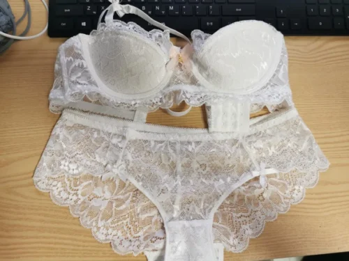 Koronkowy zestaw bielizny z usztywnianym biustonoszem photo review