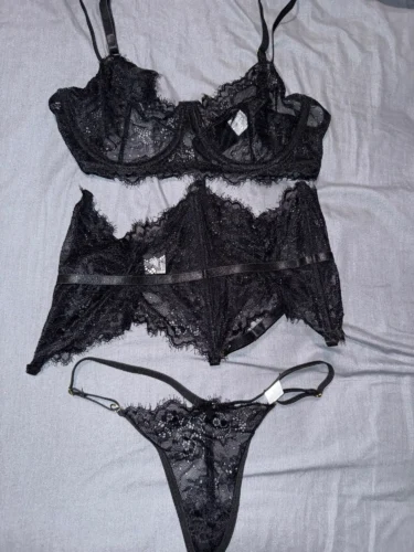 Koronkowy zestaw z przedłużonym stanikiem i szykownym chokiem photo review