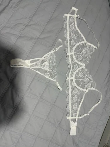 Koronkowy zestaw bielizny z haftem kwiatowym w bieli photo review