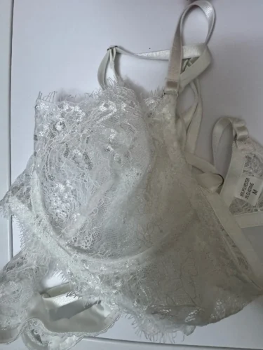 Koronkowy zestaw z delikatnym wykończeniem i stringami photo review