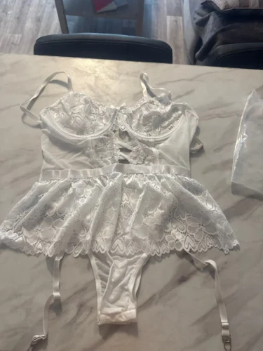 Koronkowy zestaw bielizny z falbanką i pasem do pończoch photo review