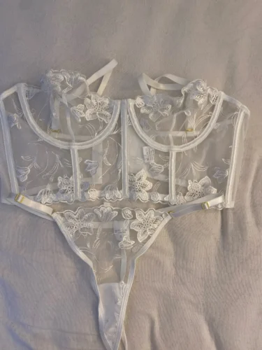 Zestaw bielizny z siateczki z haftem i fiszbinami photo review