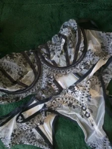 Koronkowy zestaw z pasem gorsetowym i haftowanymi detalami photo review