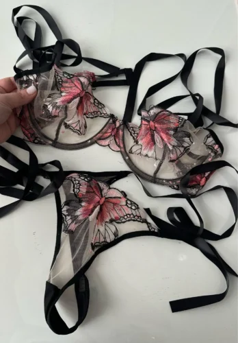 Zestaw bielizny z haftowanym motylem i wiązaniami na kokardki photo review