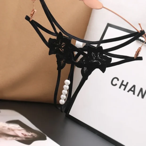 Stringi koronkowe z aplikacją kwiatową i koralikami