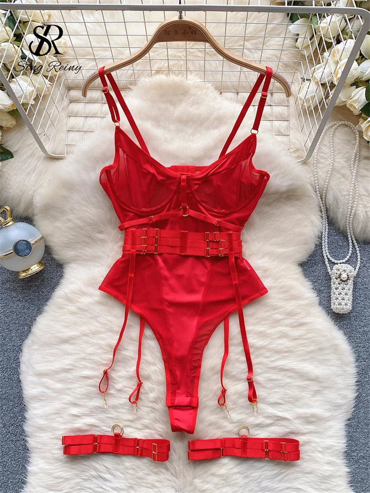 Body o gładkim wykończeniu, paskami w talii i podwiązkami