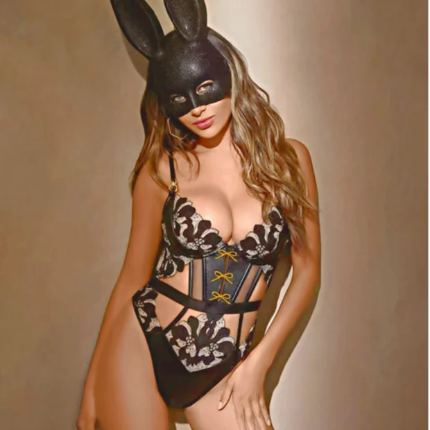 Body z haftem, fiszbinami i wycięciami w talii