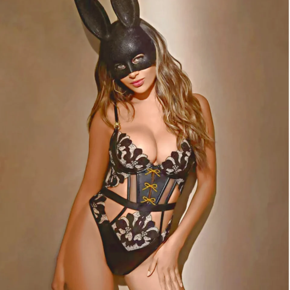 Body z haftem, fiszbinami i wycięciami w talii