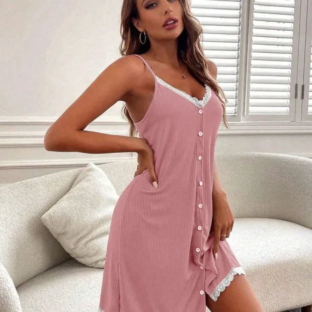 Nocna koszula z koronkowym wykończeniem i guzikami