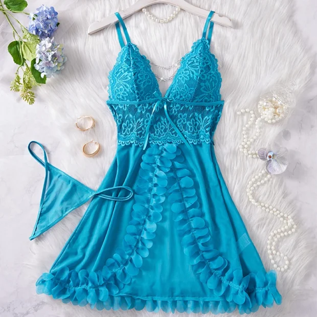 Koszula nocna z koronką i stringami